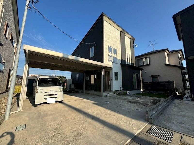 Well-Maintained 4LDK House with Carport - Photo 1