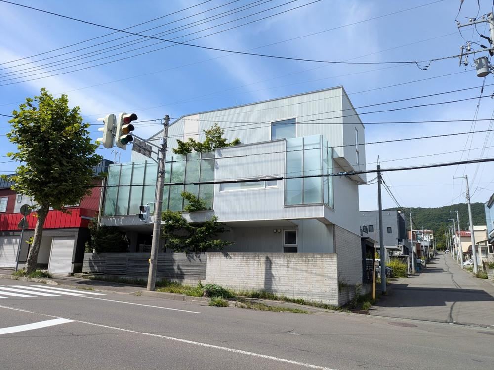 Designer 3LDK Home with Award-Winning Architecture in Otaru - Photo 1