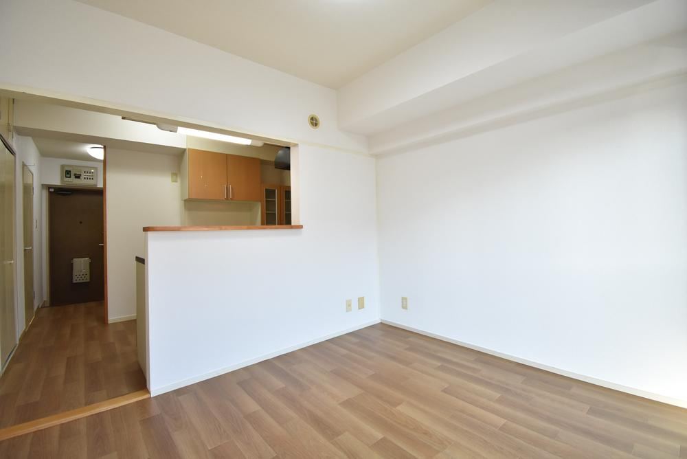Bright 2DK Apartment with Corner Unit Features - Photo 1