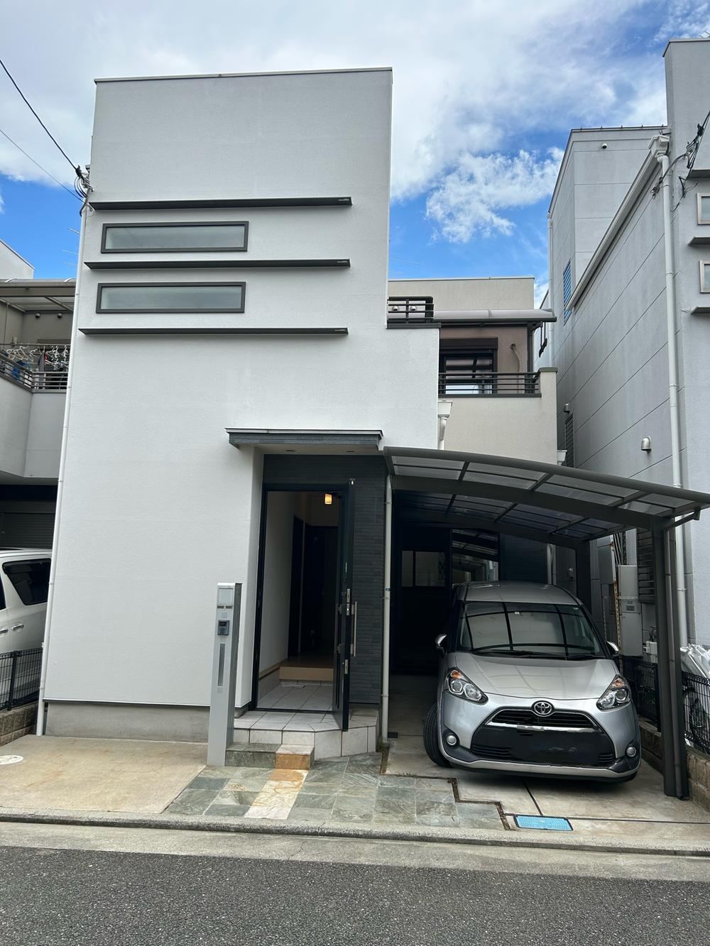 Modern 3LDK+S House Ready for Immediate Move-in - Photo 1