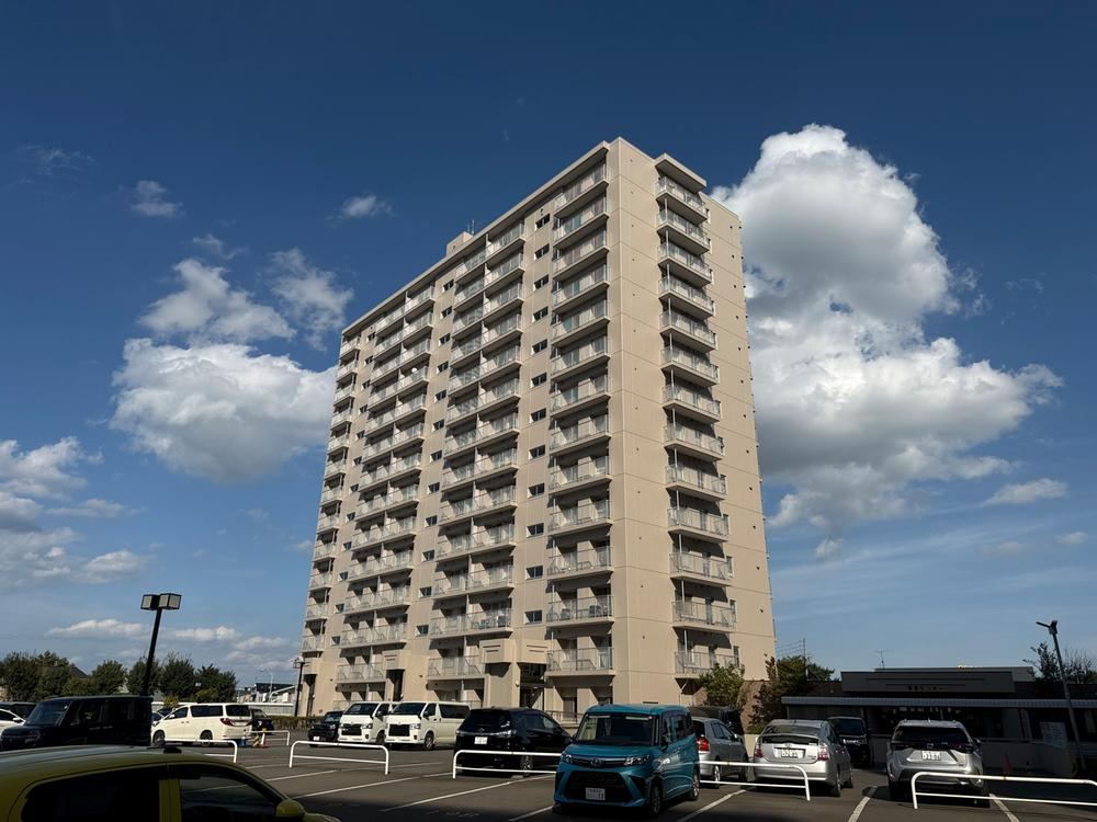 Convenient 4LDK Apartment Near Hoshio Station - Photo 1