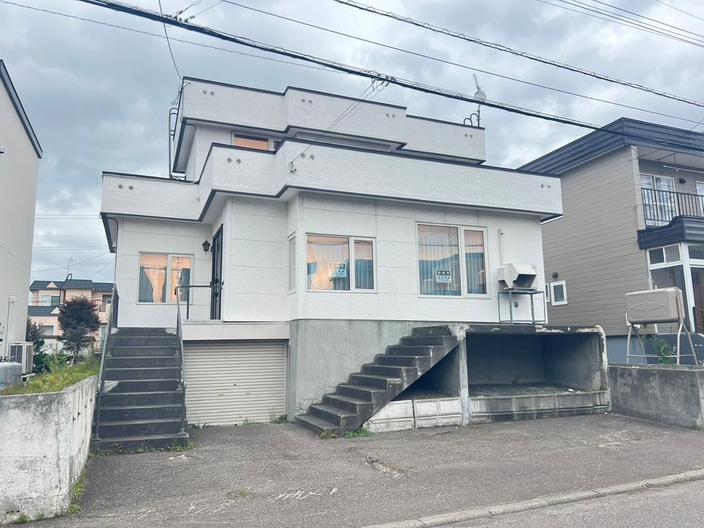 Spacious 3LDK Home with Built-in Garage in Higashi-Ku - Photo 1