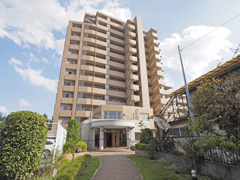 Renovated 4LDK Apartment with Scenic Views - Photo 1