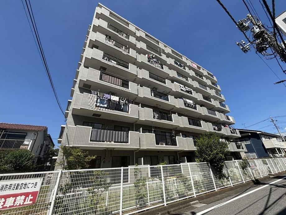 Spacious 3LDK Apartment with Garden in Soka - Photo 1