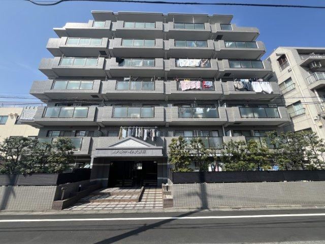 Sunny Southeast Corner Apartment with Great Views - Photo 1