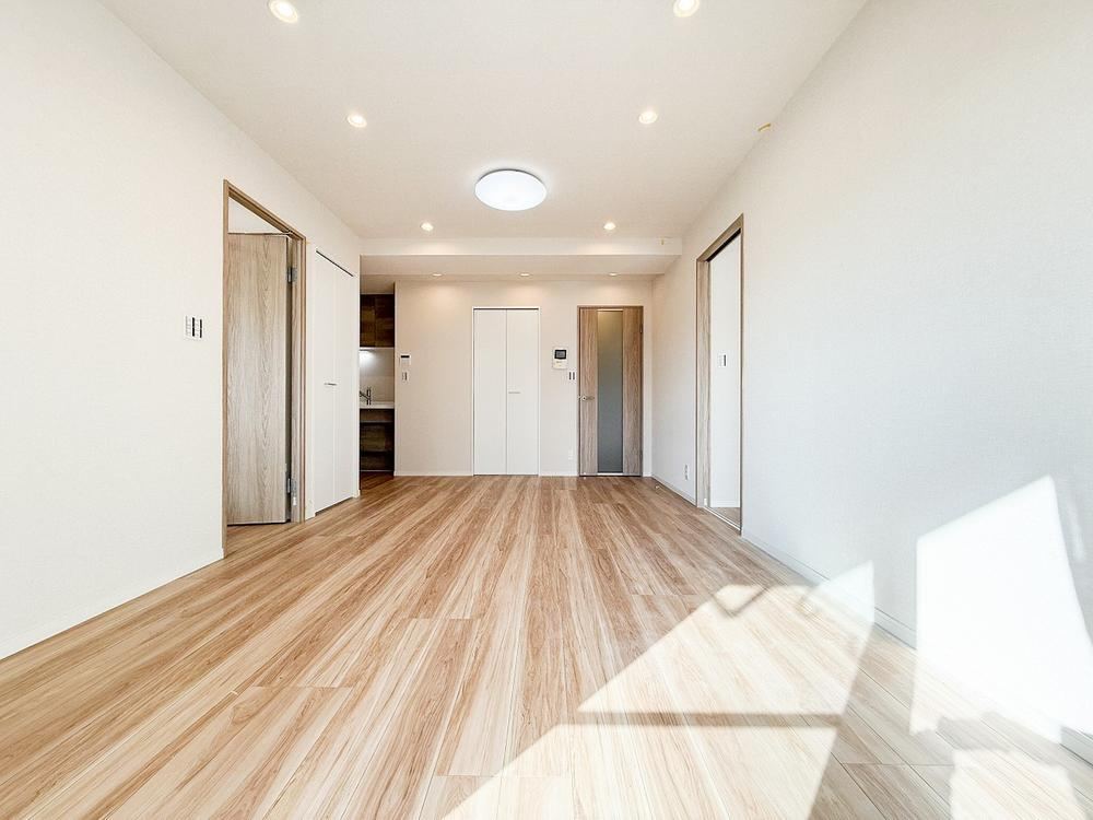 Comfortable 3LDK Apartment with Spacious Living Room - Photo 1