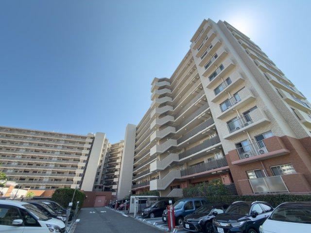 Spacious 5LDK Home with Views of Mount Fuji - Photo 1