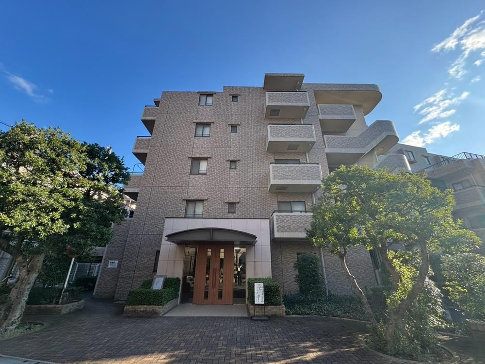 Pet-Friendly 3LDK Apartment Near Nishiarai Station - Photo 1