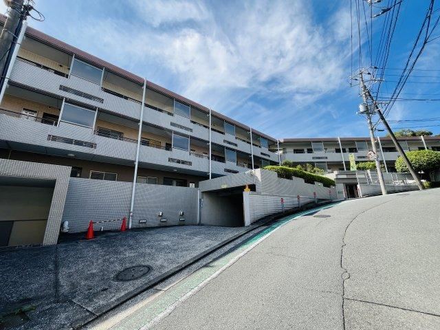 Bright 4LDK Apartment with Southeast Balcony - Photo 1