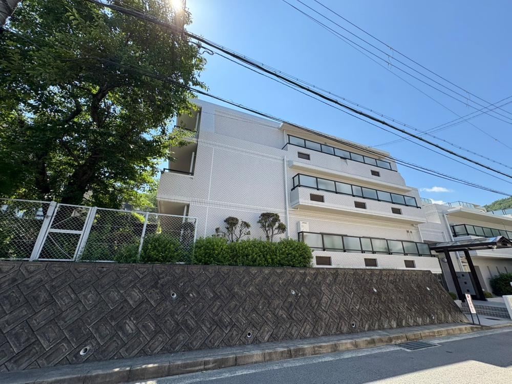 3LDK apartment in Takarazuka, Hyogo - Photo 1