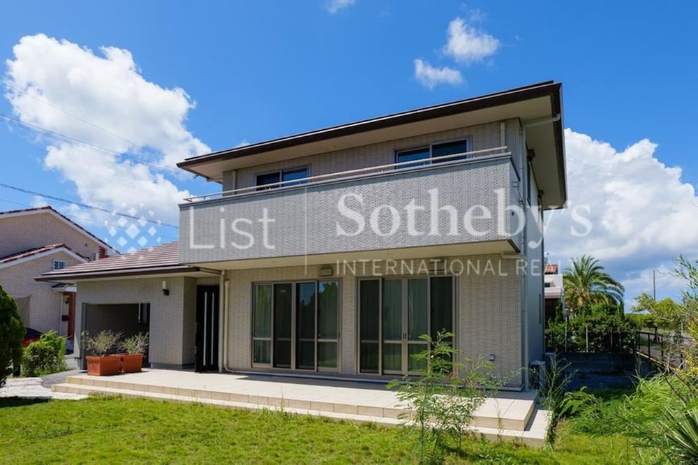 Elegant 4LDK House with Italian Flooring in Toyosaki, Okinawa - Photo 1