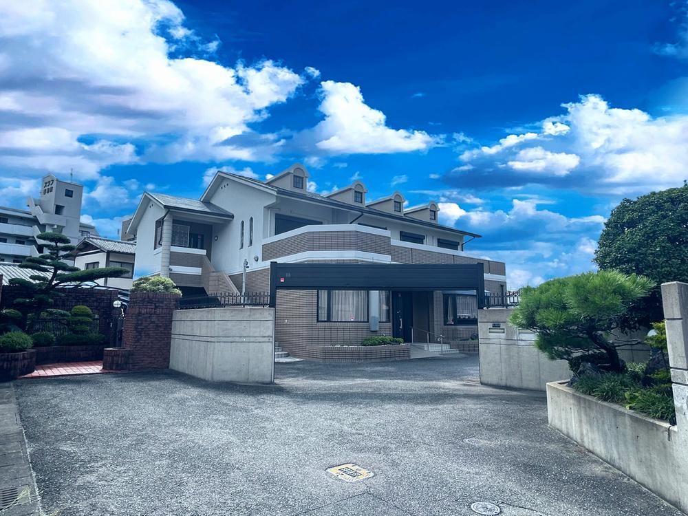 Luxurious RC Two-Family Home with Ample Parking - Photo 1