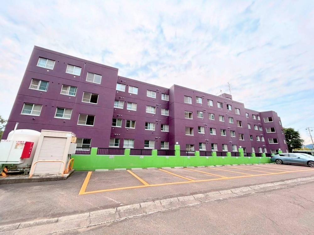 Spacious 5LDK Apartment with Private Garden in Sapporo - Photo 1