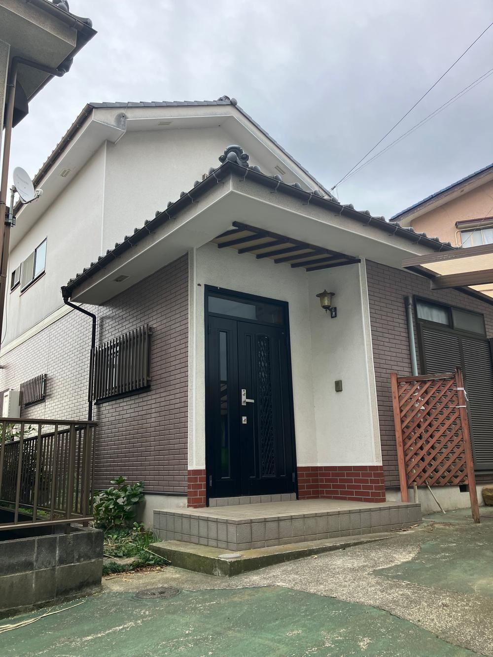 Spacious House with Parking for Four Cars - Photo 1