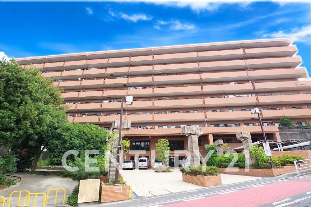Bright 3LDK Apartment in Isogo - Photo 1
