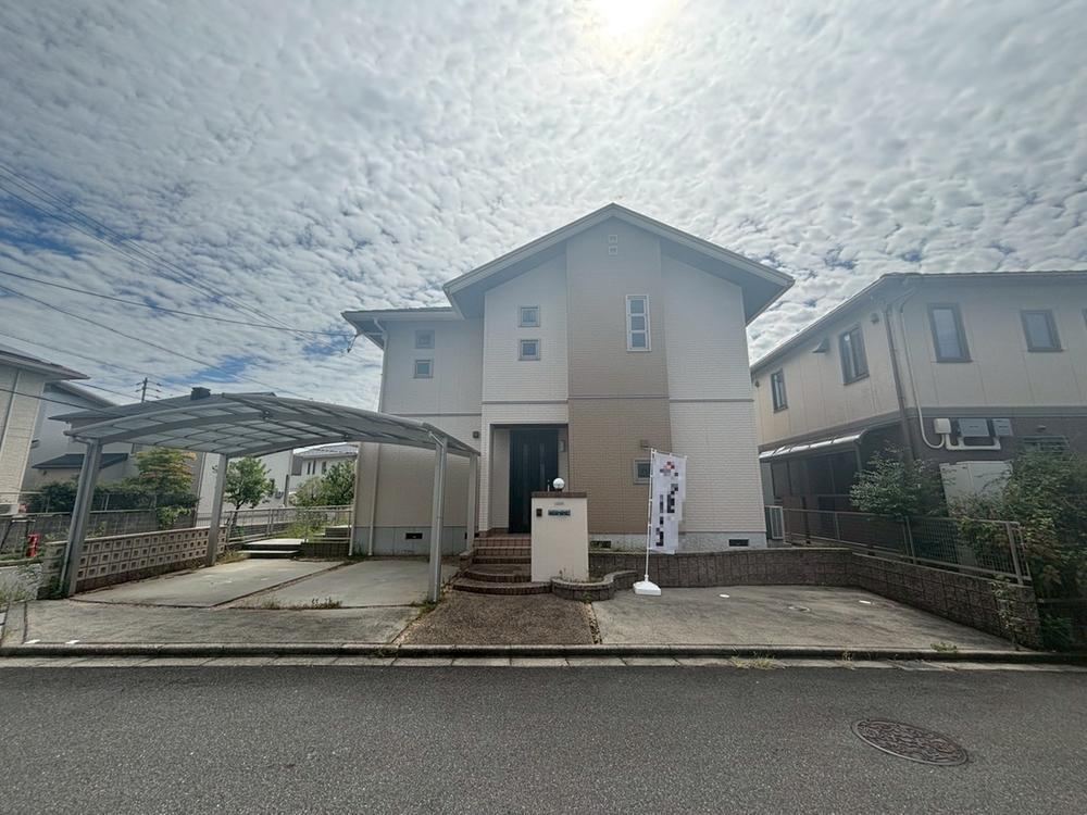 Renovated 4LDK+2S House with Modern Amenities - Photo 1