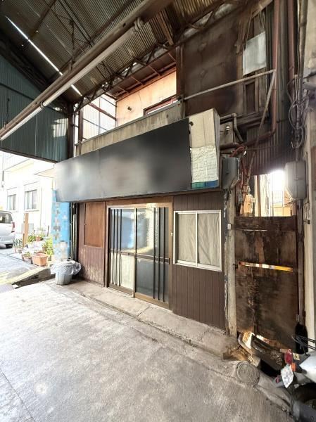 Versatile 2DK House with Storefront in Hirano, Osaka - Photo 1