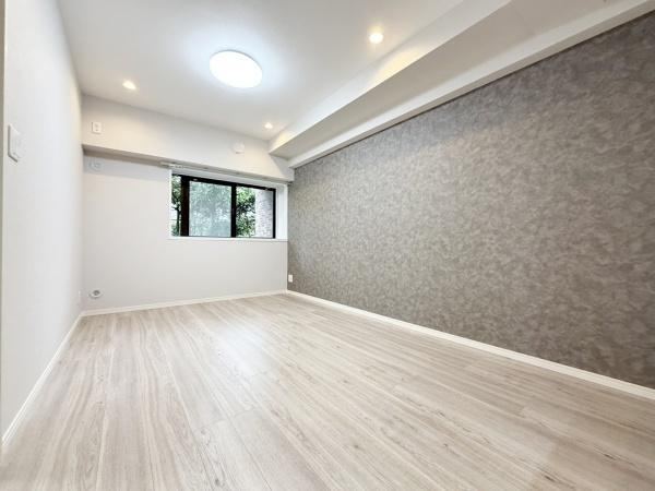 Renovated Apartment with Private Garden in Quiet Neighborhood - Photo 1