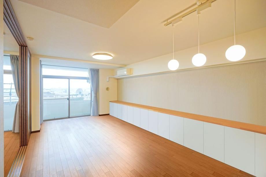 Spacious 4LDK Apartment with Dual Balconies - Photo 1