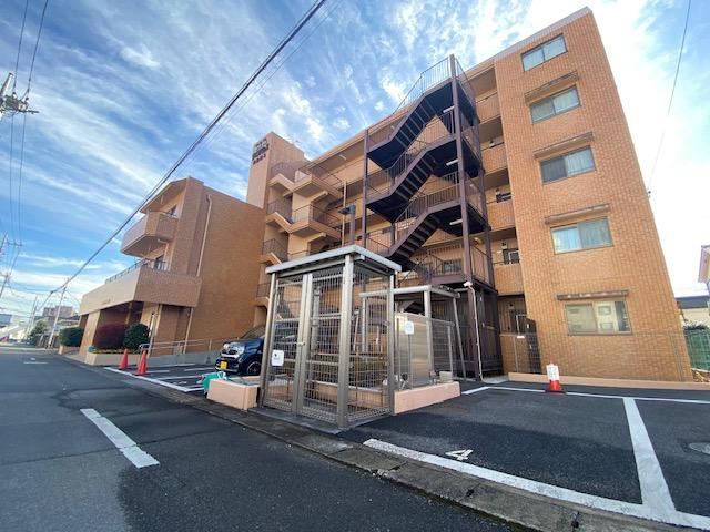 Recently Renovated 2DK+S Apartment Near Kawabe Station - Photo 1