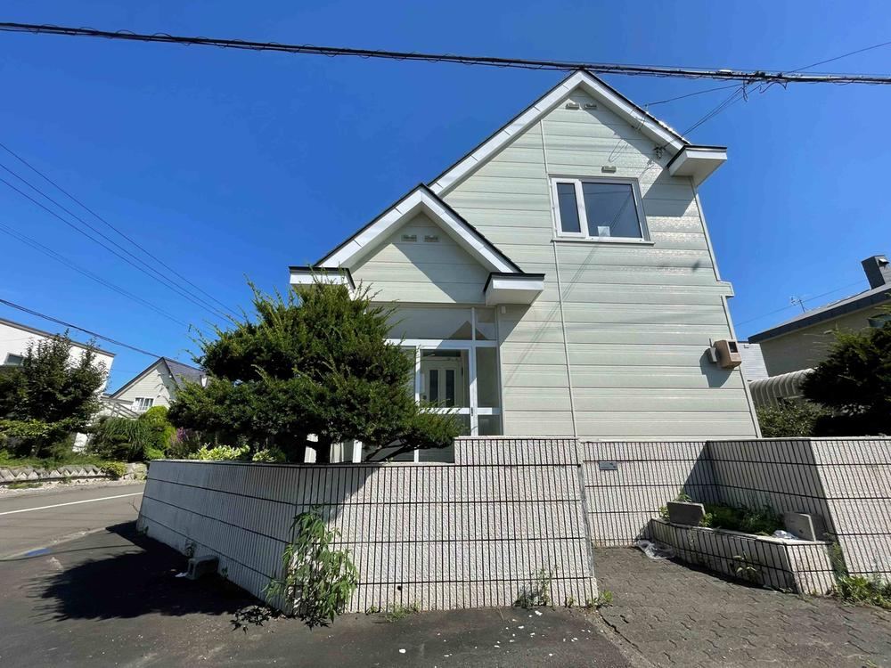 Spacious 4LDK Home in Megumino - Photo 1