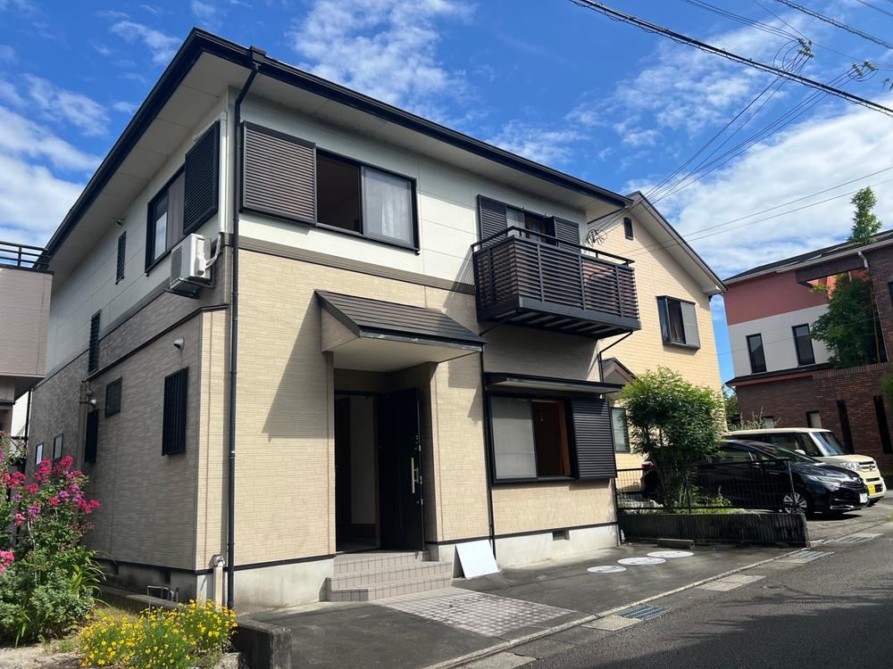 Stylish 5LDK Home with Courtyard Deck - Photo 1