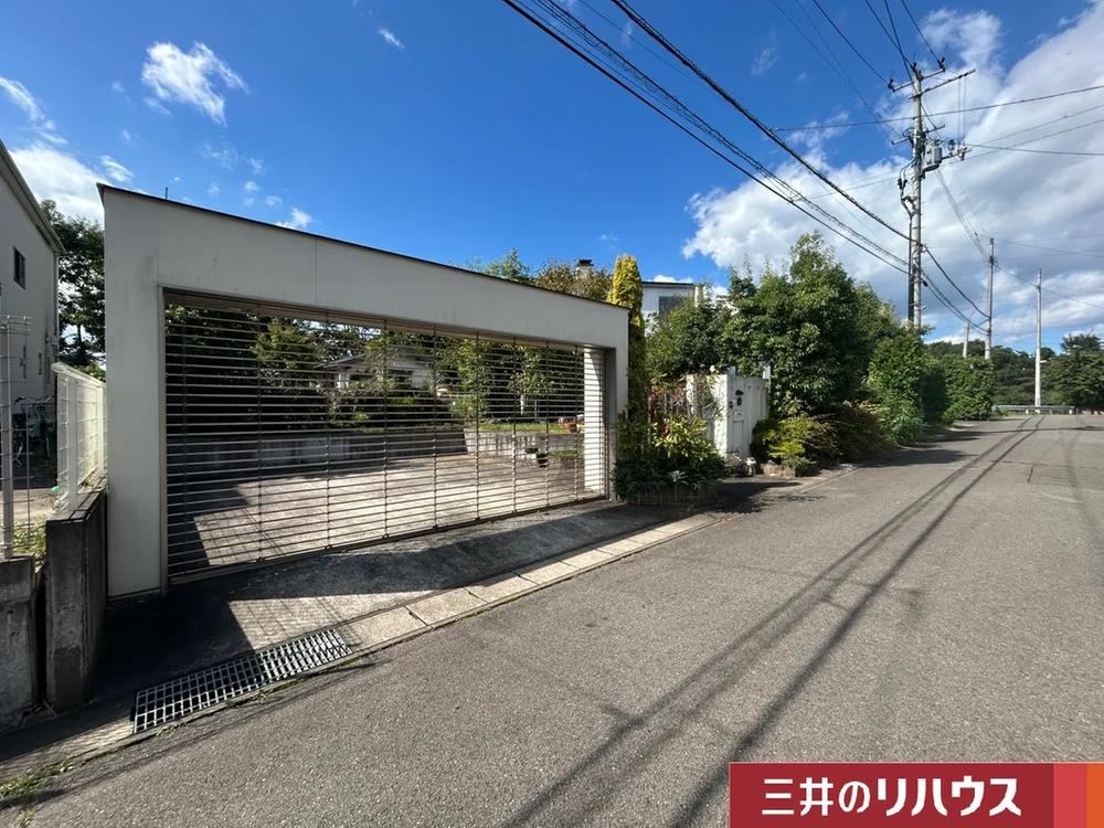 Elegant 6LDK House with Mountain Views in Sogo-dai - Photo 1