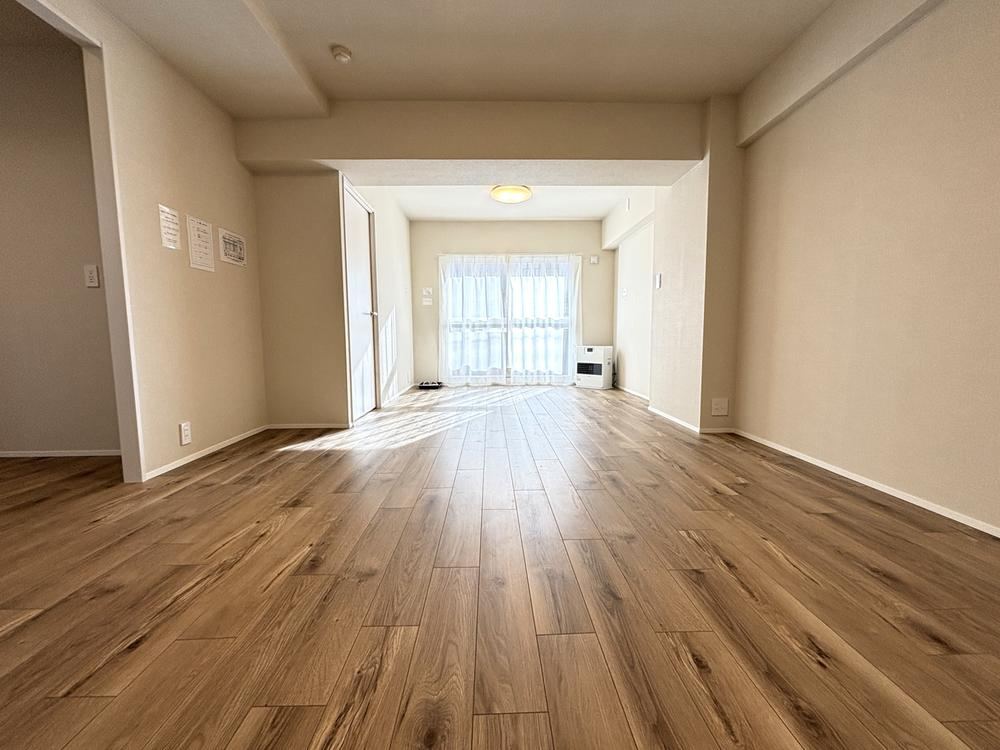 Fully Renovated 3LDK Apartment with Modern Amenities - Photo 1