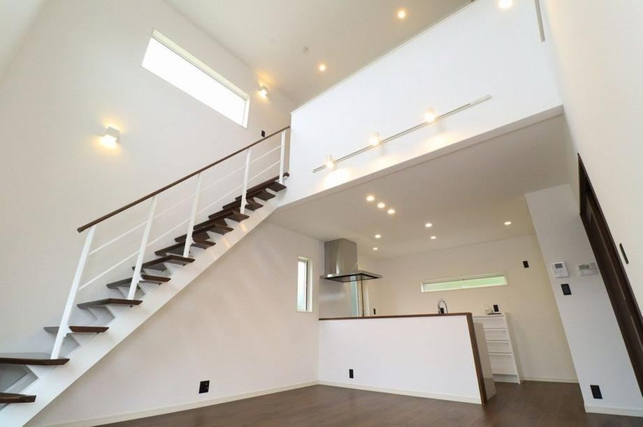 Stylish 3LDK Home with Lofted Living Room in Higashimochida - Photo 1