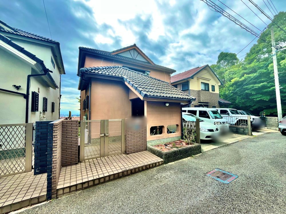 Charming 4LDK Home with Unique Atmosphere in Takarazuka - Photo 1