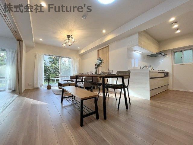 Family-Friendly 4LDK Apartment in Yoshikawa - Photo 1