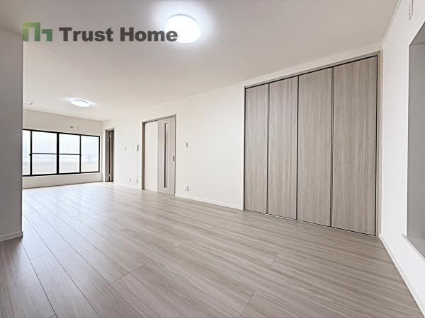 Modern 4LDK Home with Renovations - Photo 1