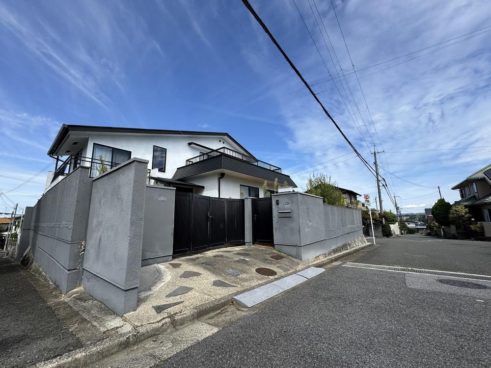 Charming 3LDK Home Adjacent to Park in Tezukayama, Nara - Photo 1