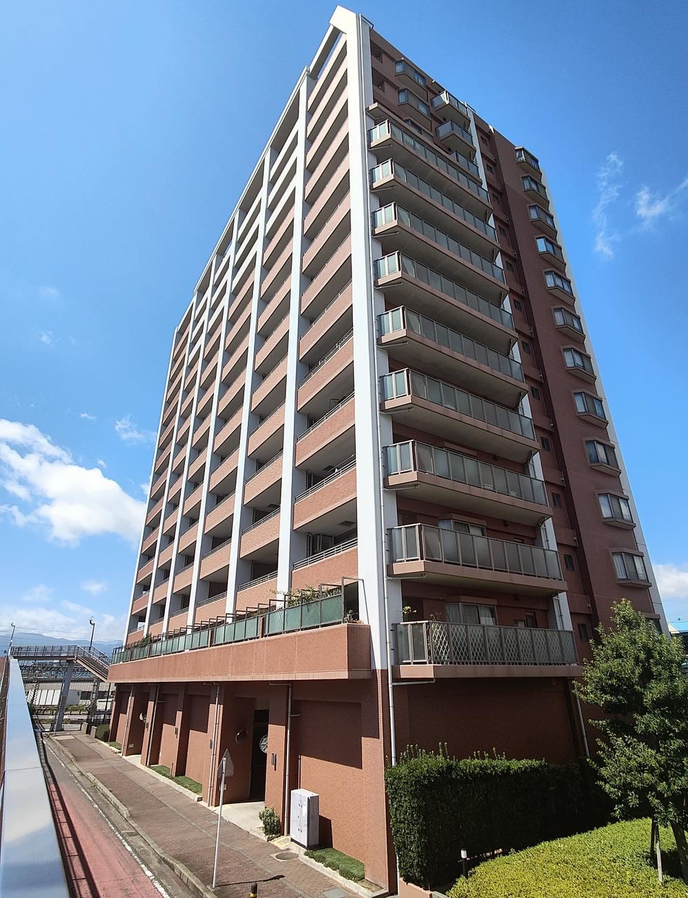 Bright 3LDK Corner Apartment with Great Views - Photo 1