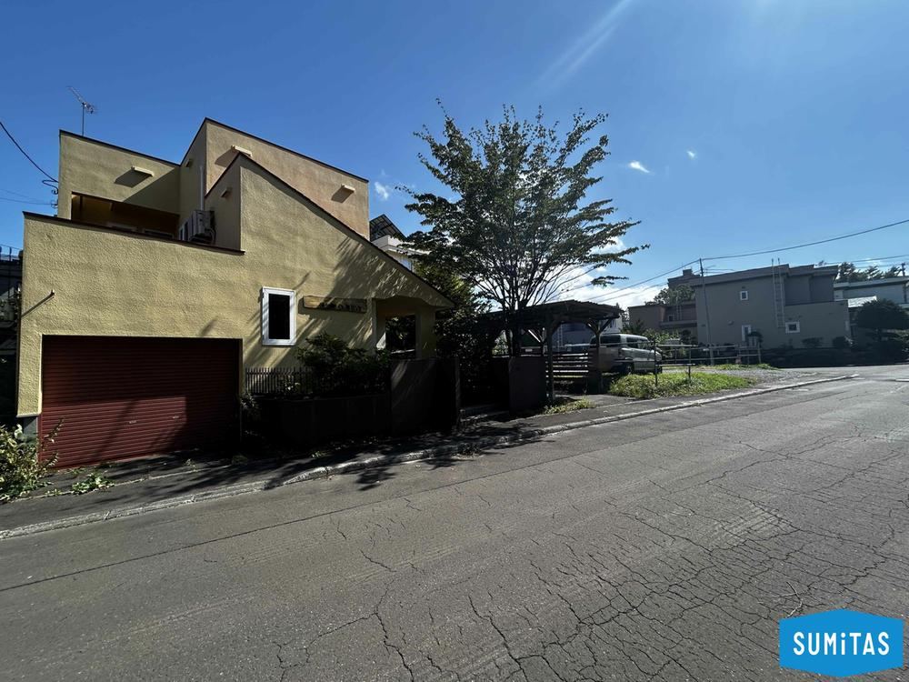 Spacious 4LDK House with Sunroom in Sapporo - Photo 1