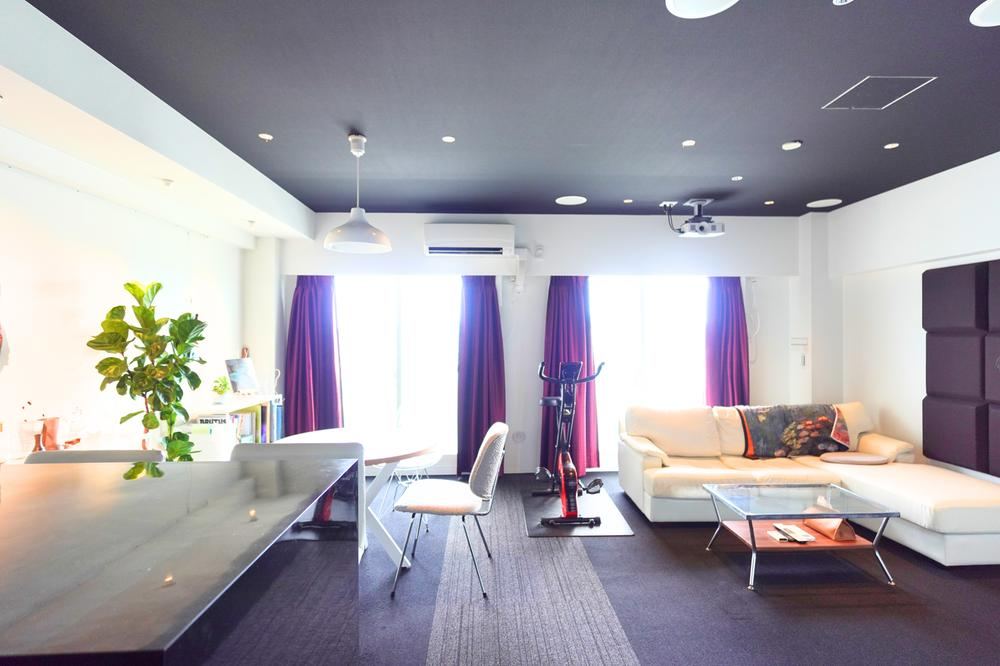 Renovated Apartment with Large Living Room - Photo 1