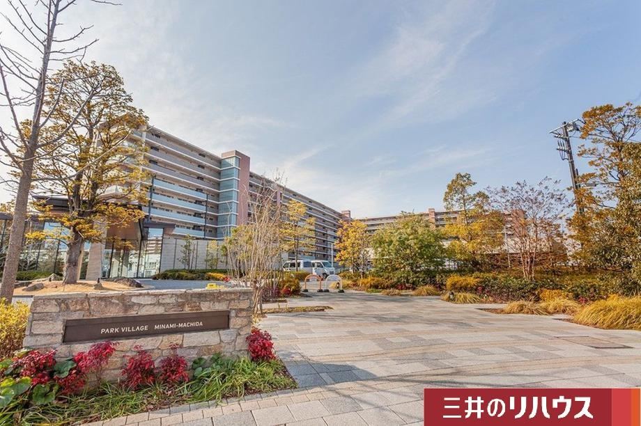Modern 3LDK Apartment in Tsuruma - Photo 1