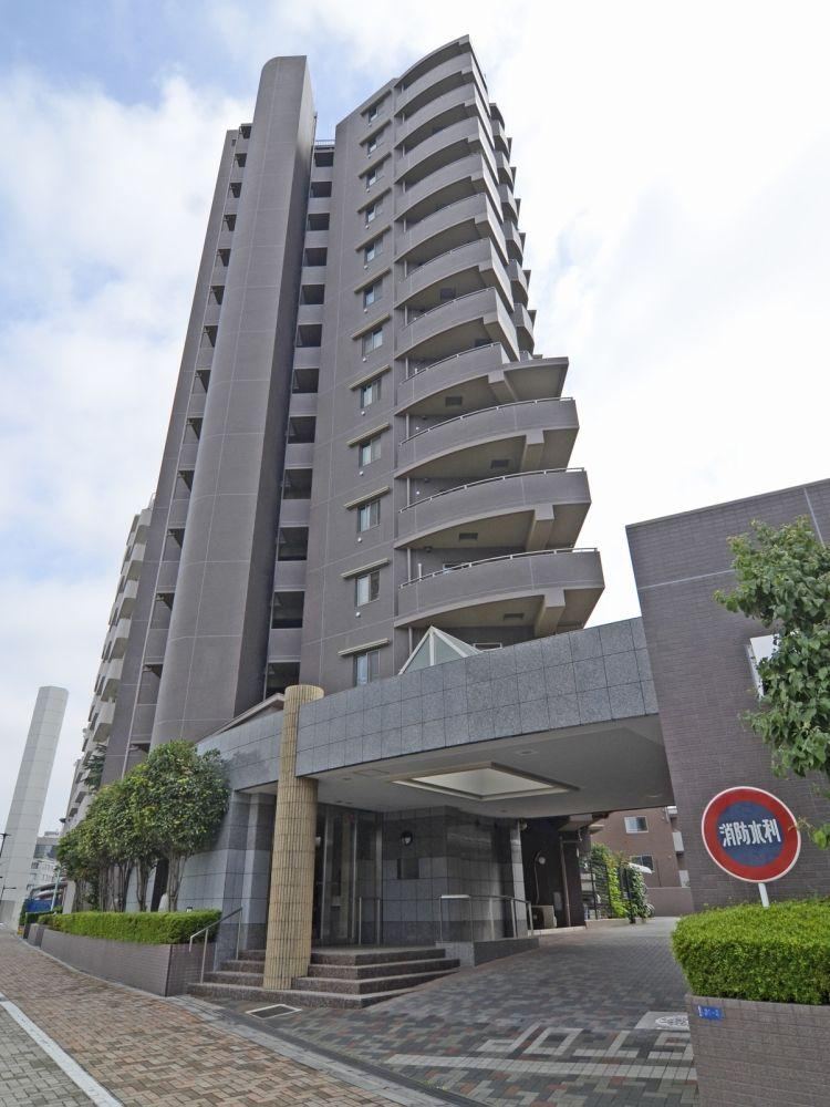 Corner 1LDK Apartment with City Views in Shibuya - Photo 1