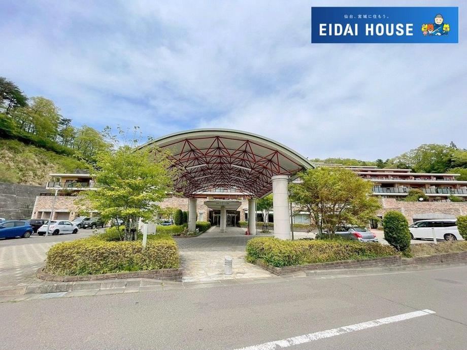 Bright 4LDK Corner Apartment with Scenic Views - Photo 1