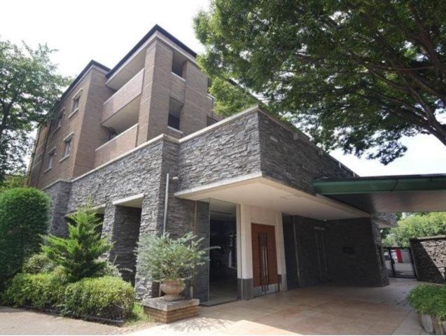 Nature-Inspired 2LDK Corner Apartment in Hamadayama - Photo 1