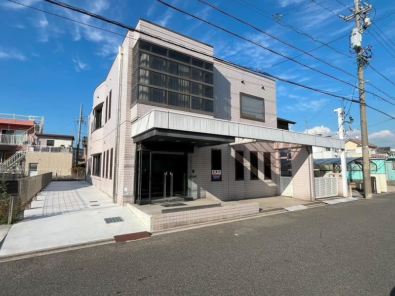Spacious 4LDK Home with Store in Nagoya - Photo 1