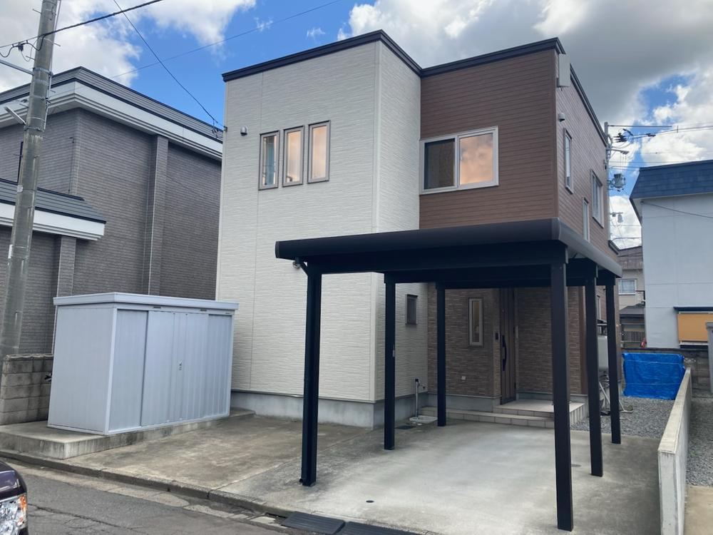 Family-Friendly 4LDK House with Carport in Aomori City - Photo 1