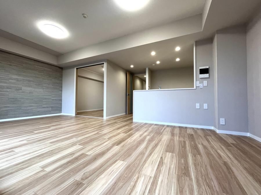 Large 3LDK Community Apartment with Tranquil Courtyard - Photo 1