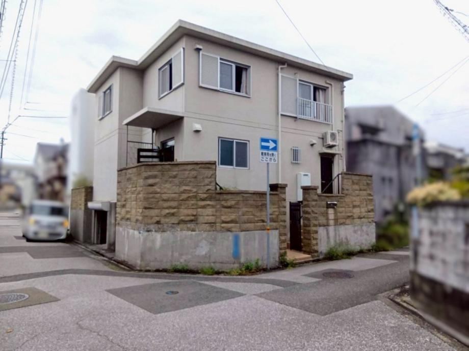 Spacious 6K Corner House with Roomy Layout - Photo 1