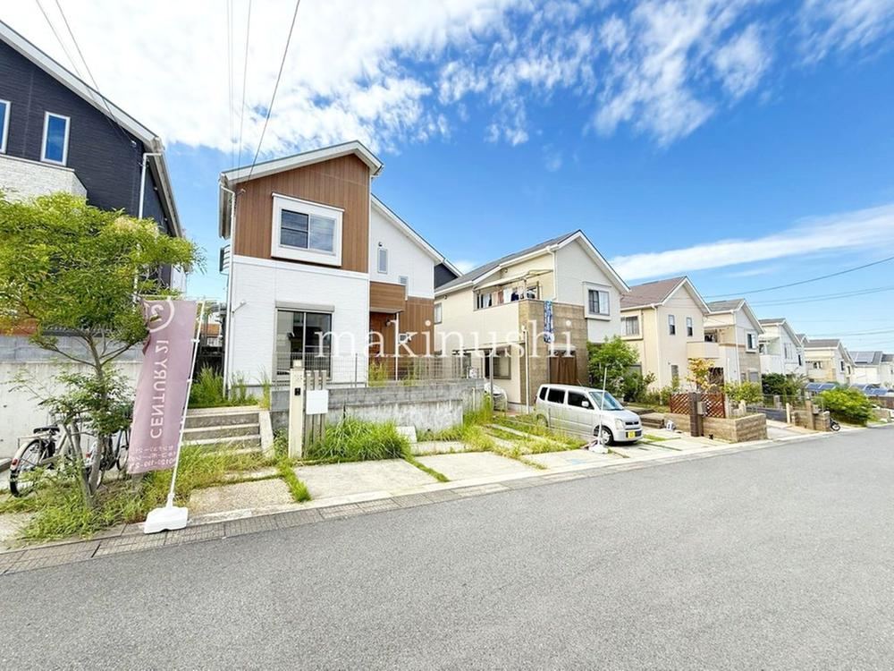 Stylish 4LDK House with High Ceilings in Tomita-Bayashi - Photo 1
