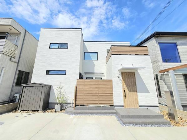 Custom-Built 3LDK Home with Courtyard - Photo 1
