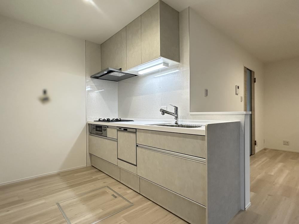 Renovated 4LDK in Quiet Neighborhood - Photo 1