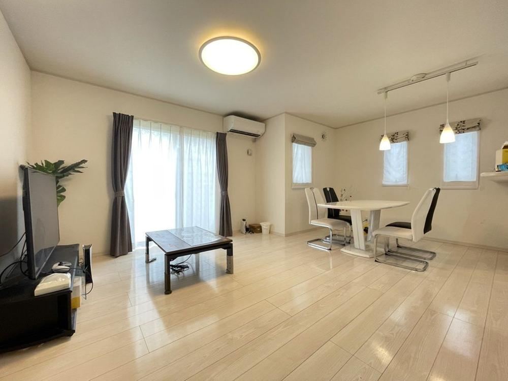 Modern 4LDK Home with Easy City Access - Photo 1