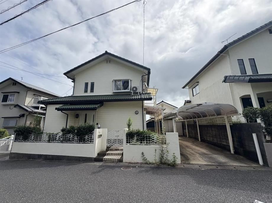 Charming 5LDK House with Covered Parking in Kokura Minami - Photo 1