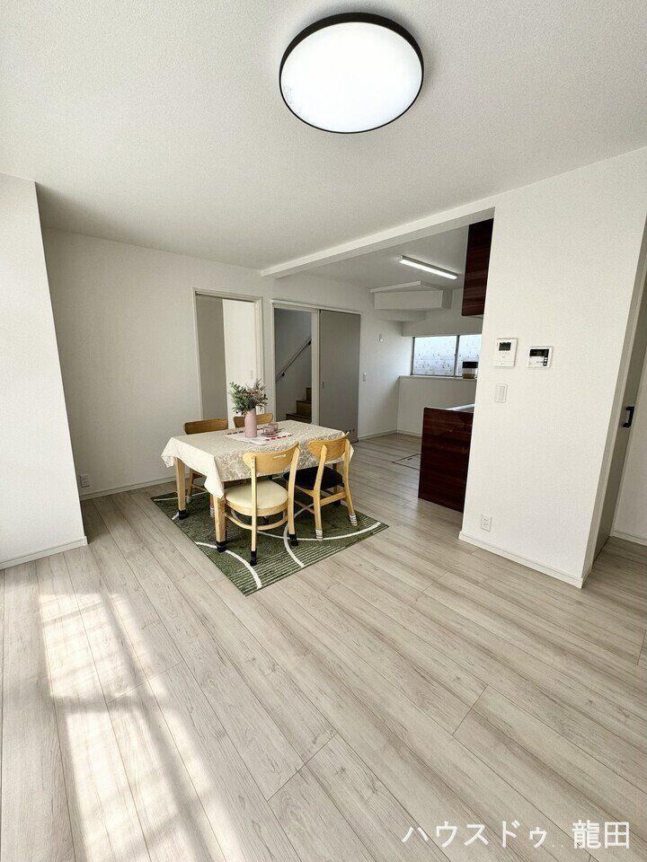Fully Renovated 3LDK Home with Spacious Living Room - Photo 1
